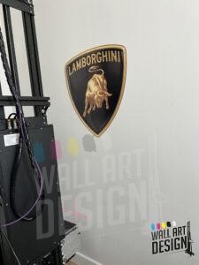 Druk logo Lamborghini na ścianie – drukarka ścienna UV WallArtDesign