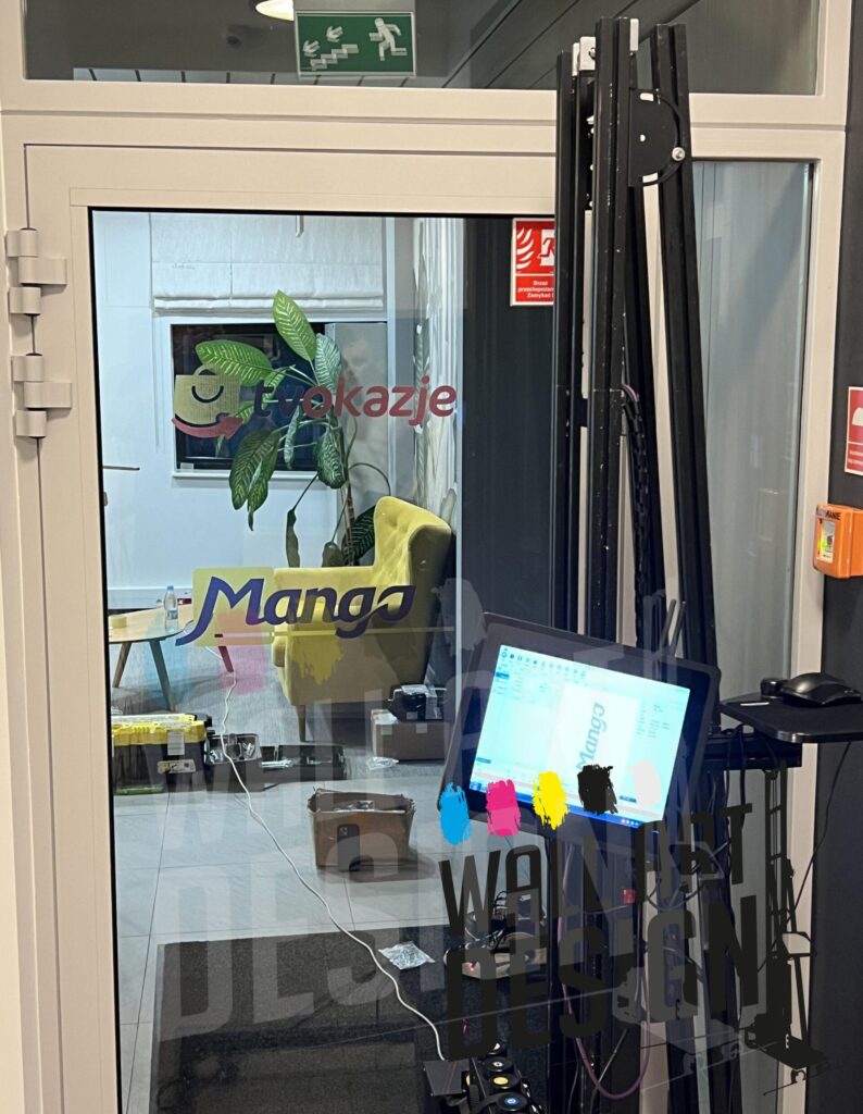 Druk ścienny  logo na szybie