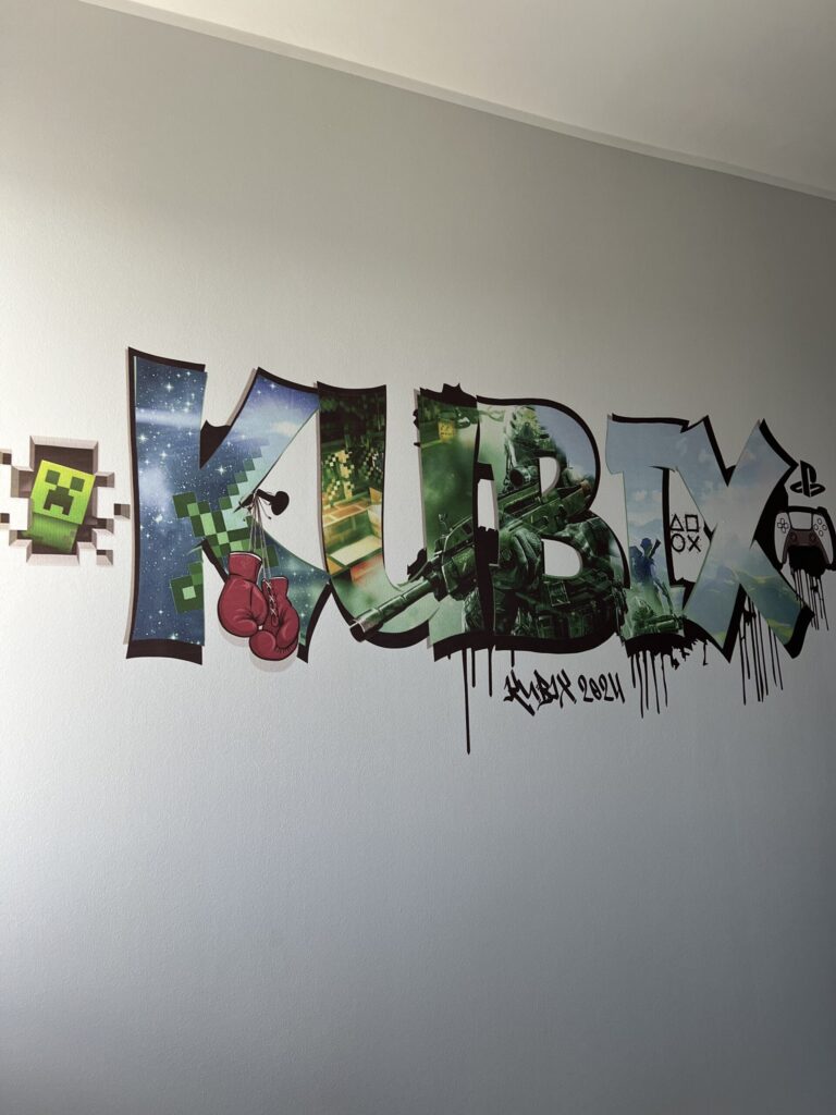 Imię w stylu graffiti wydrukowane na ścianie pokoju