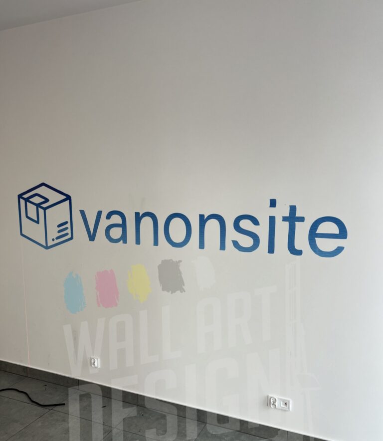 vanonsite – logo na ścianie biura