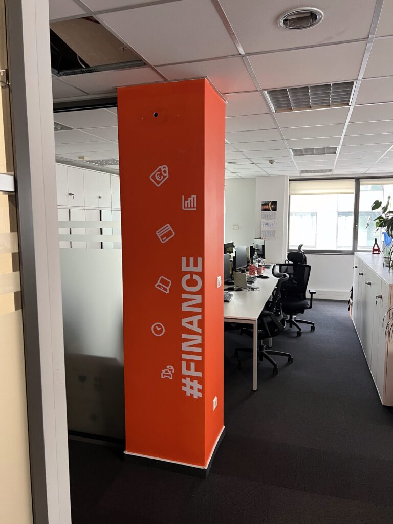 #FINANCE – oznakowanie działu w open space