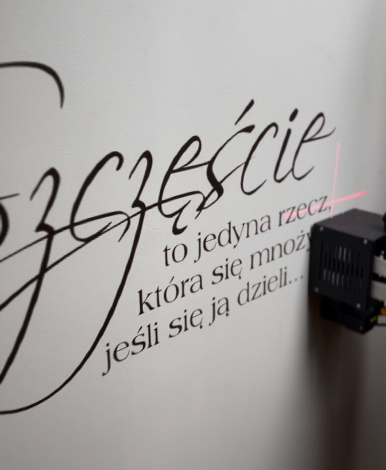 Typograficzny cytat wydrukowany na ścianie w domu