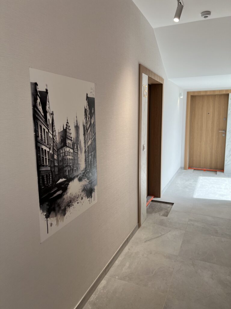 Gdańskie kamienice – korytarz w apartamentowcu – druk ścienny w Gdańsku