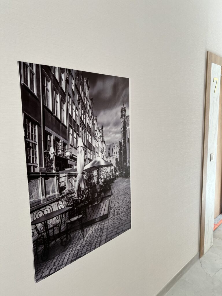 Ulica w Gdańsku z wieżą ratusza – druk ścienny w Gdańsku
