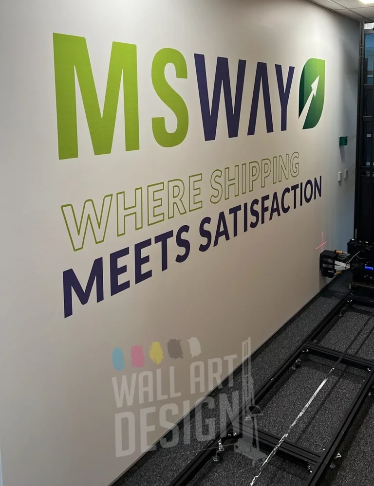 Logo i hasło firmy MSWAY wydrukowane na ścianie biura