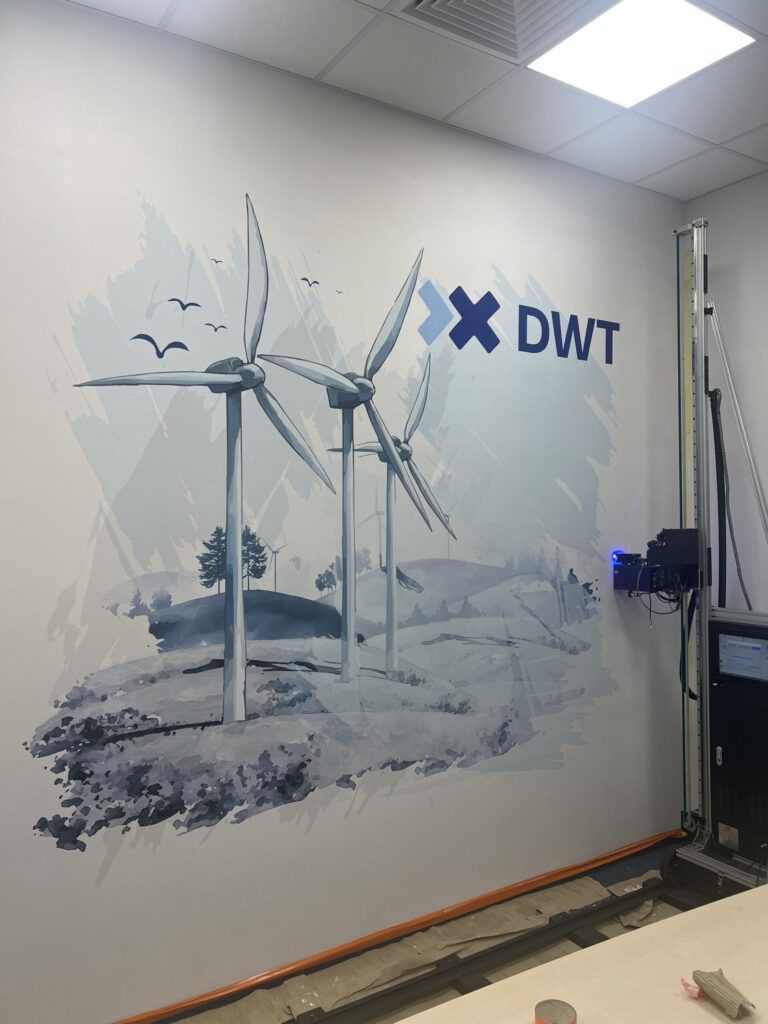 DWT – logo i turbiny wiatrowe w biurze