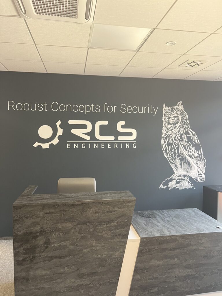 RCS Engineering – logo i sowa w recepcji