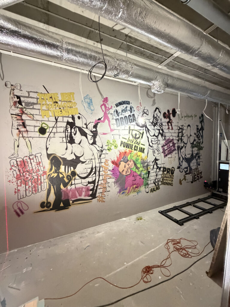 Motywacyjny mural sportowy – druk ścienny na siłowni