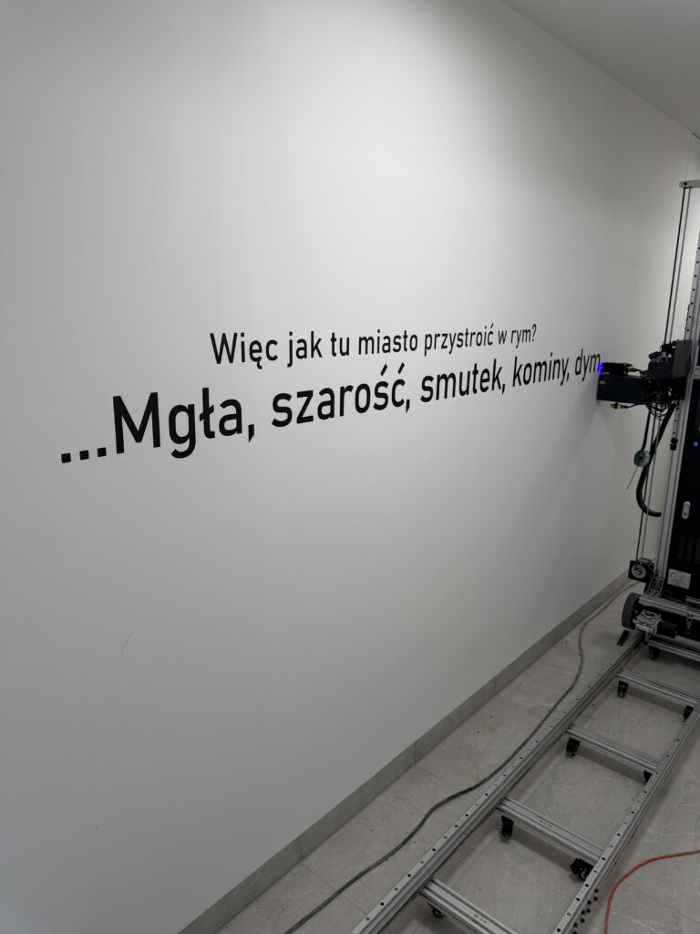 Cytat wydrukowany na ścianie korytarza