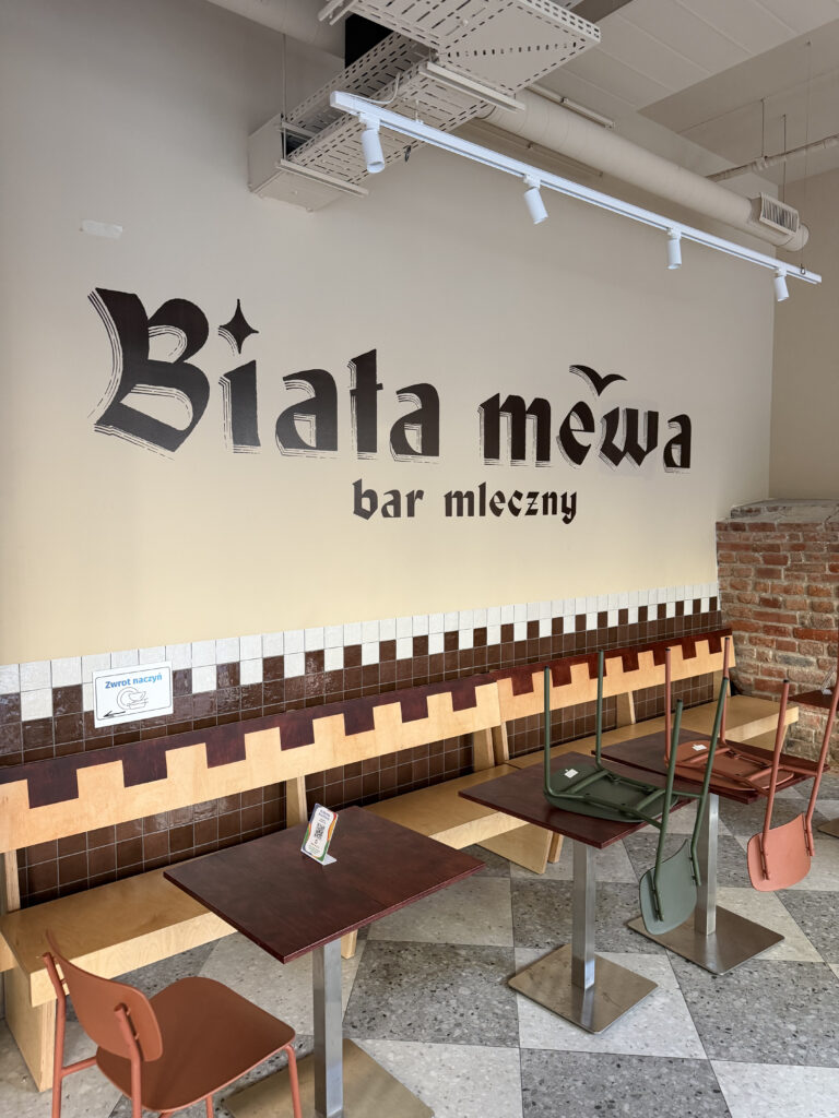 Logo baru mlecznego Biała Mewa wydrukowane na ścianie