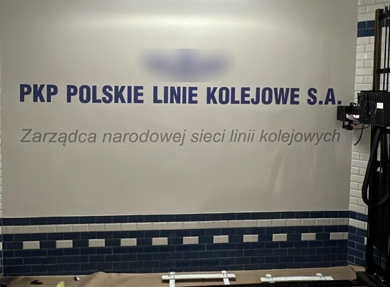 PKP PLK – druk logo na ścianie dworca kolejowego, województwo pomorskie