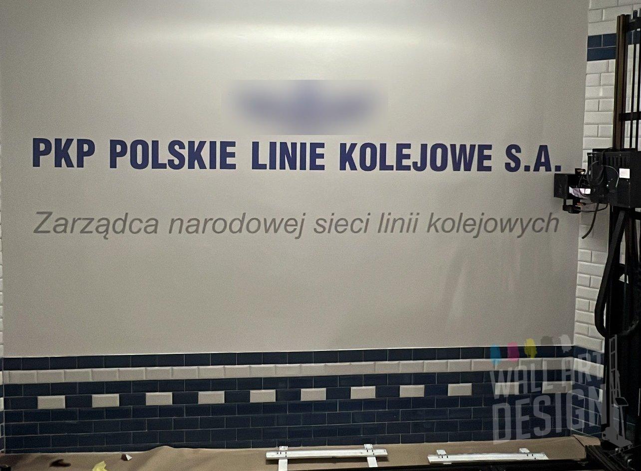PKP PLK – druk logo na ścianie dworca kolejowego, województwo pomorskie