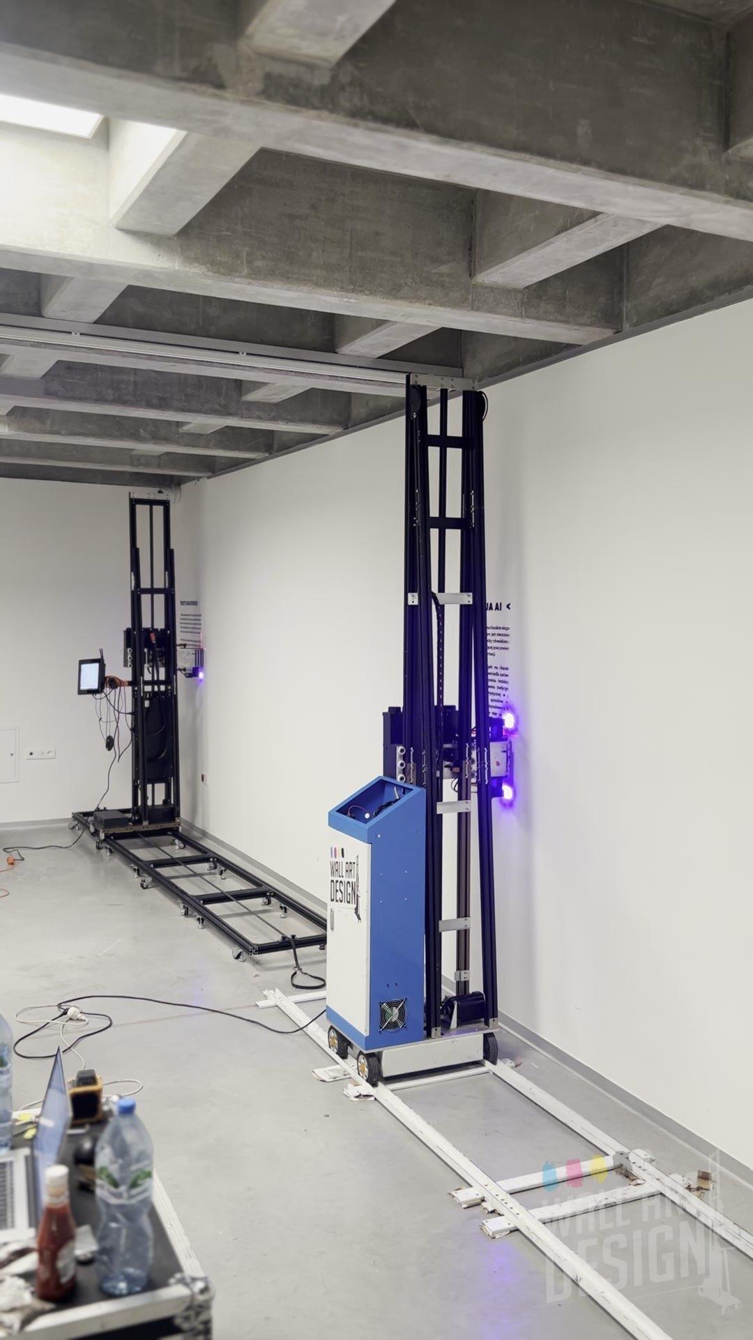 Dwie drukarki ścienne UV BK UP-300 i BK UP-200T drukujące jednocześnie w galerii ASP