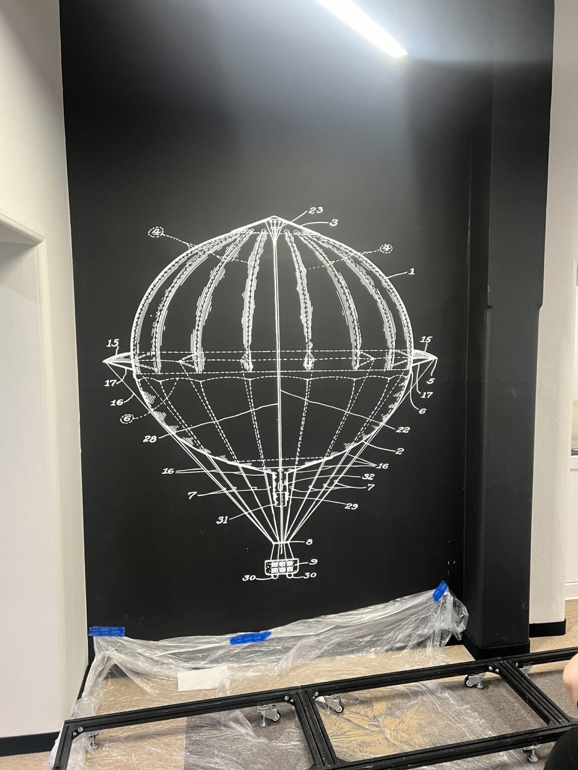 Druk ścienny UV – biały rysunek techniczny balonu na czarnej ścianie