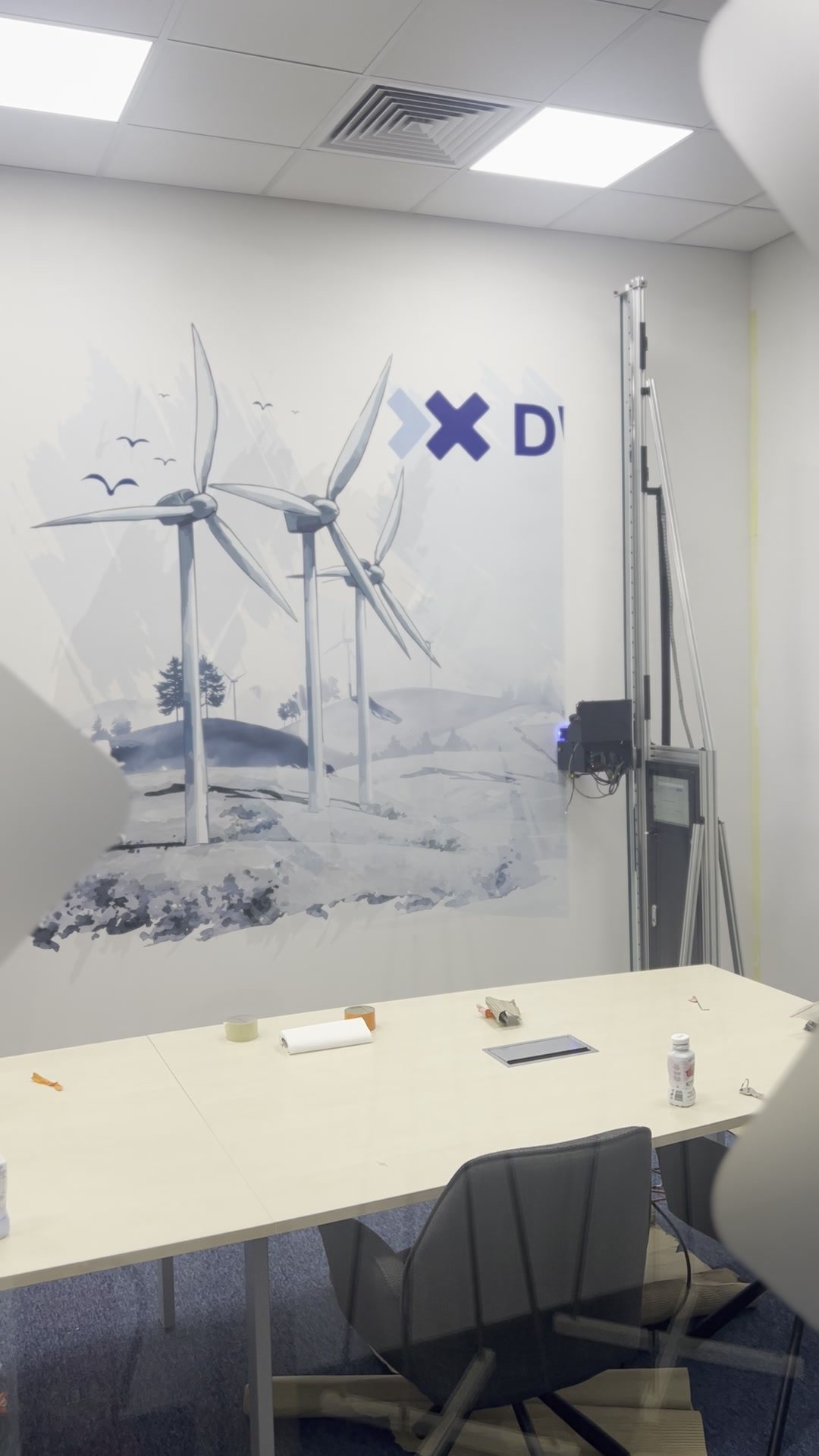 Sala konferencyjna DWT w Poznaniu z grafiką wiatraków nad stołem