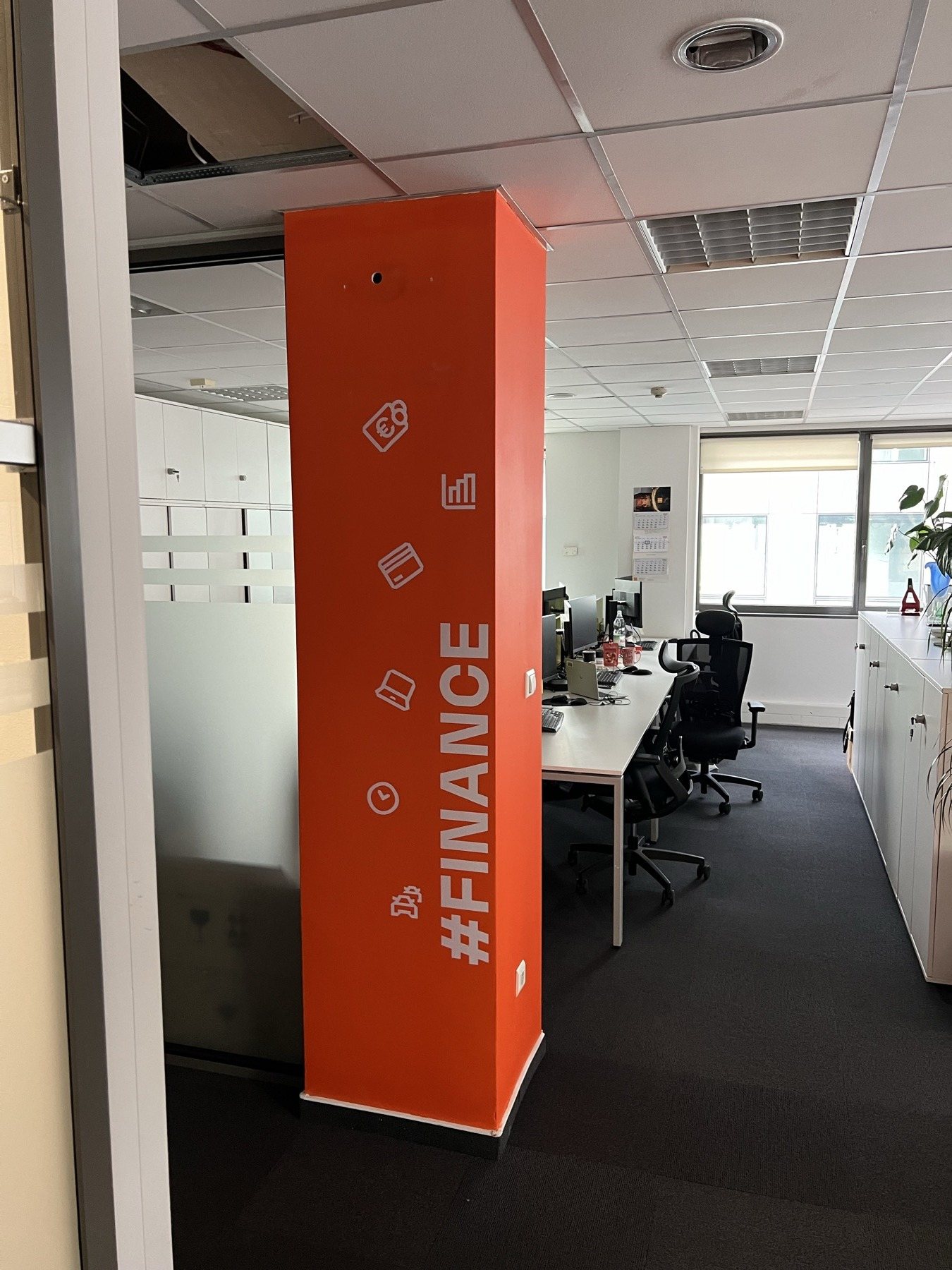 Kolumna z napisem #FINANCE wydrukowanym UV w biurze RCI Bank w Warszawie