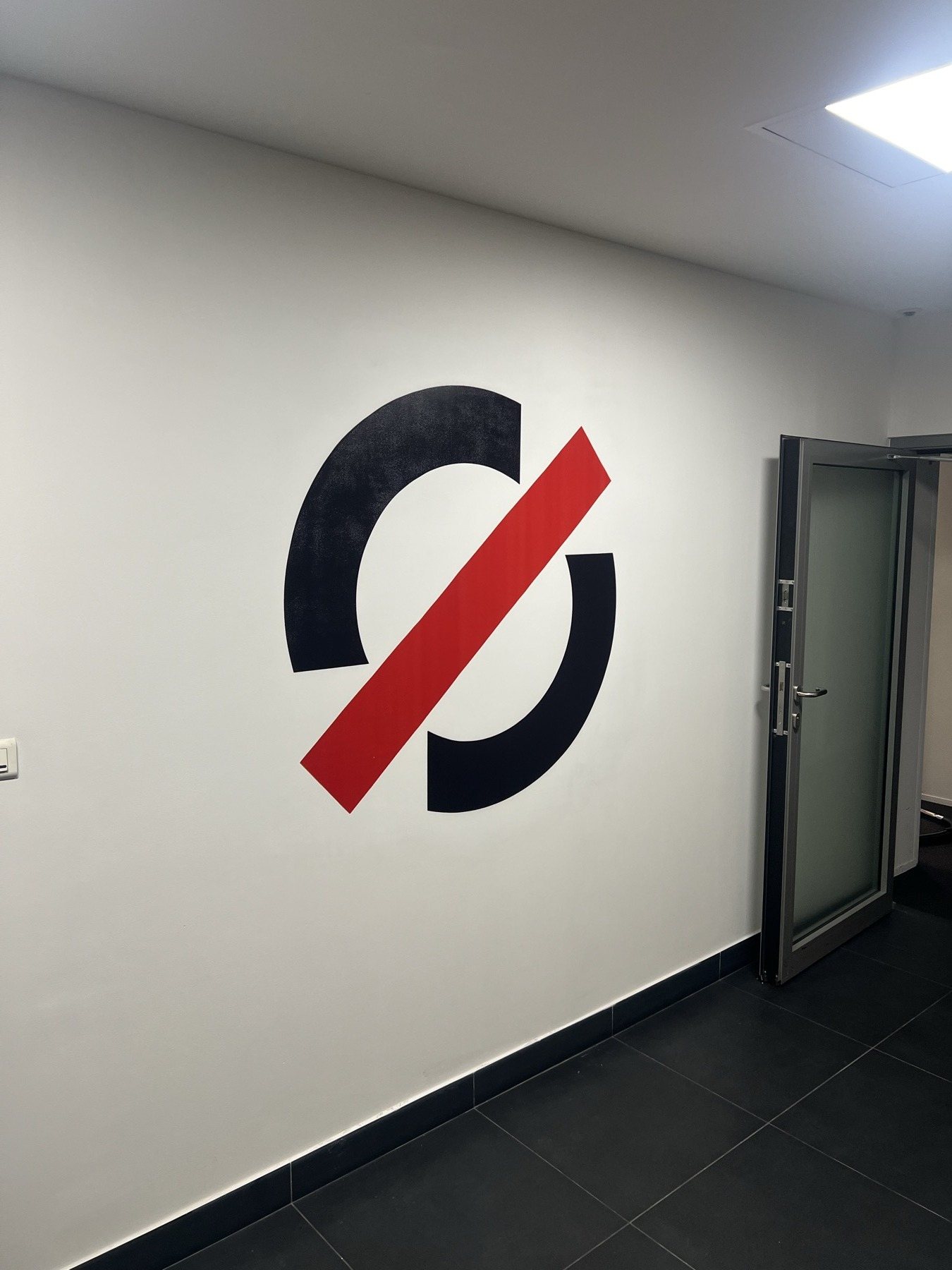 Logo wydrukowane UV na białej ścianie korytarza w biurze RCI Bank w Warszawie