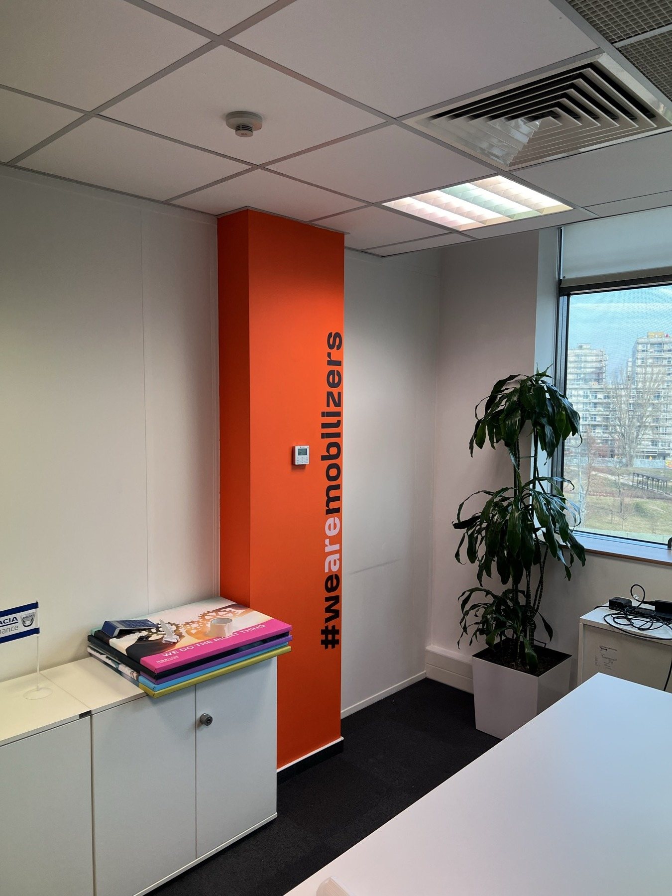 Pomarańczowa kolumna z hasłem #we are mobilizers w biurze RCI Bank