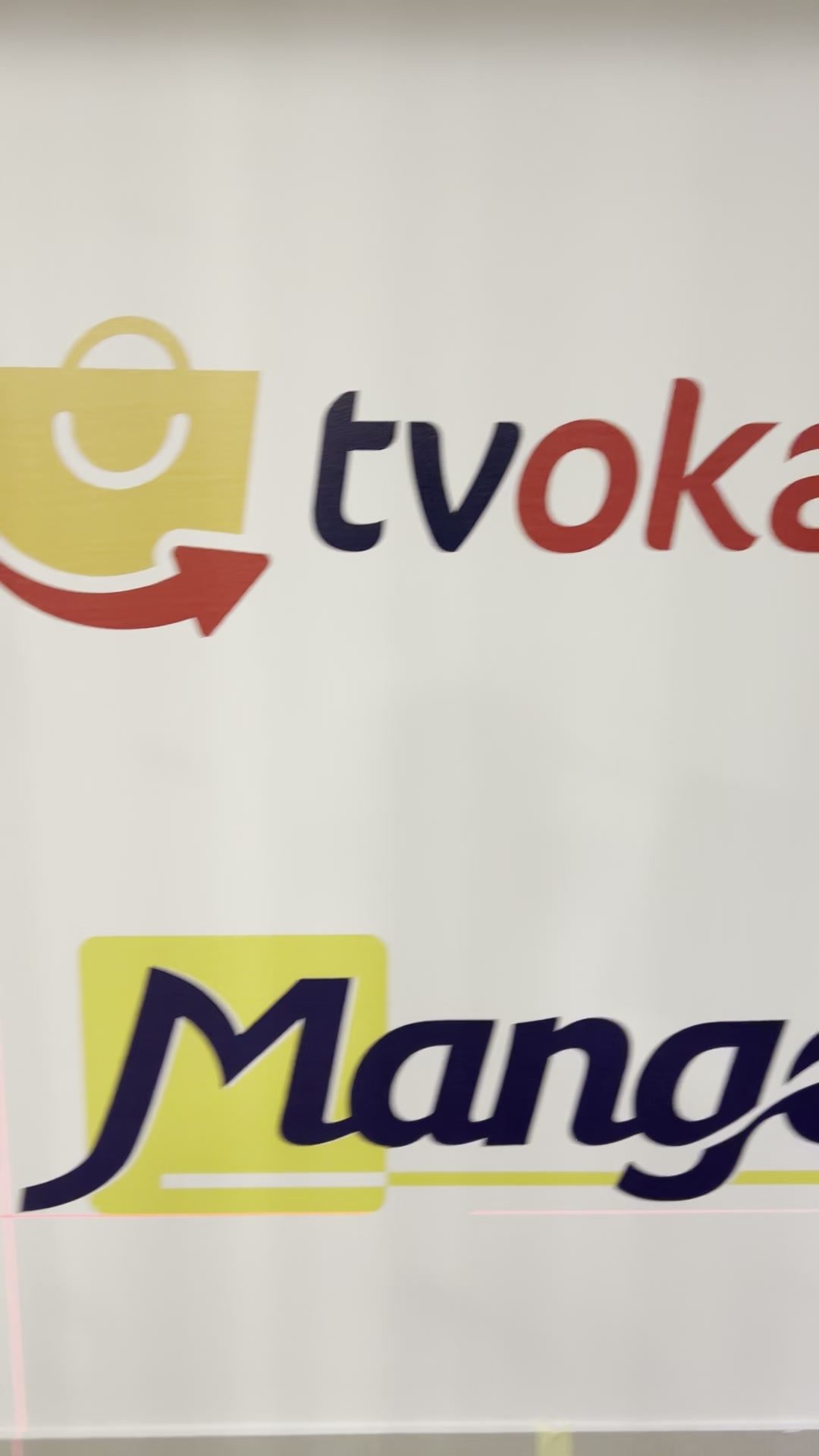 Logo Mango wydrukowane UV pod logo tvokazje na ścianie biura w Gdańsku