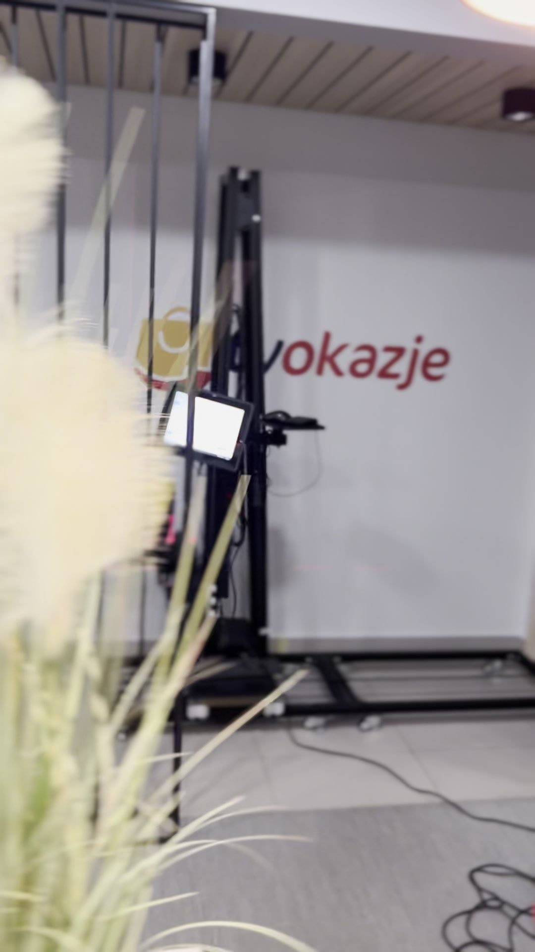 Drukarka ścienna BK UP-200T w biurze TVOkazje podczas druku logotypów