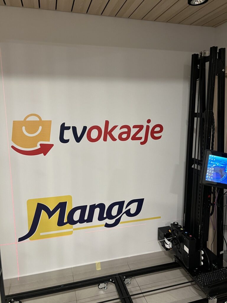 Logotypy tvokazje i Mango wydrukowane UV na ścianie biura TVOkazje w Gdańsku