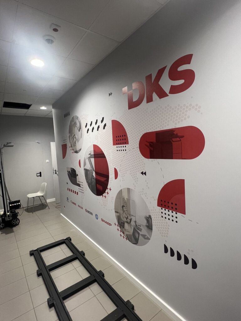 Ściana z brandingiem DKS wydrukowana na korytarzu biura w Gdańsku