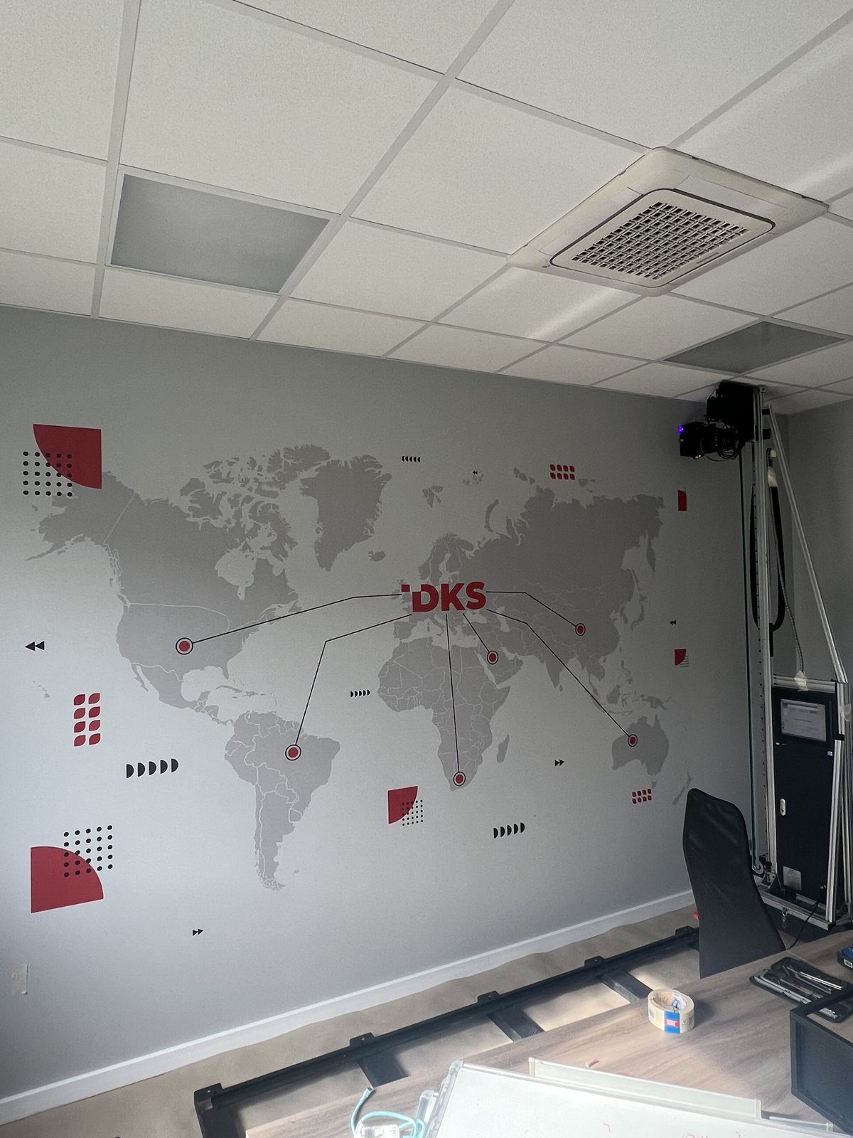 Druk ścienny UV – mapa świata z logo DKS i połączeniami, biuro w Gdańsku