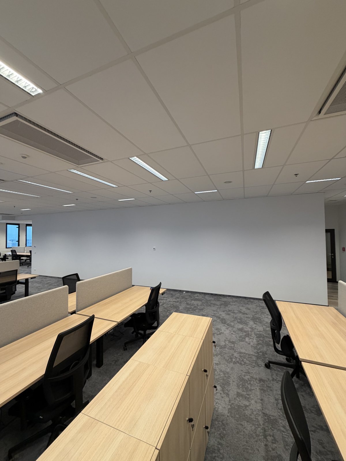 Biuro DP World w Gdyni przed drukiem – pusta biała ściana w open space