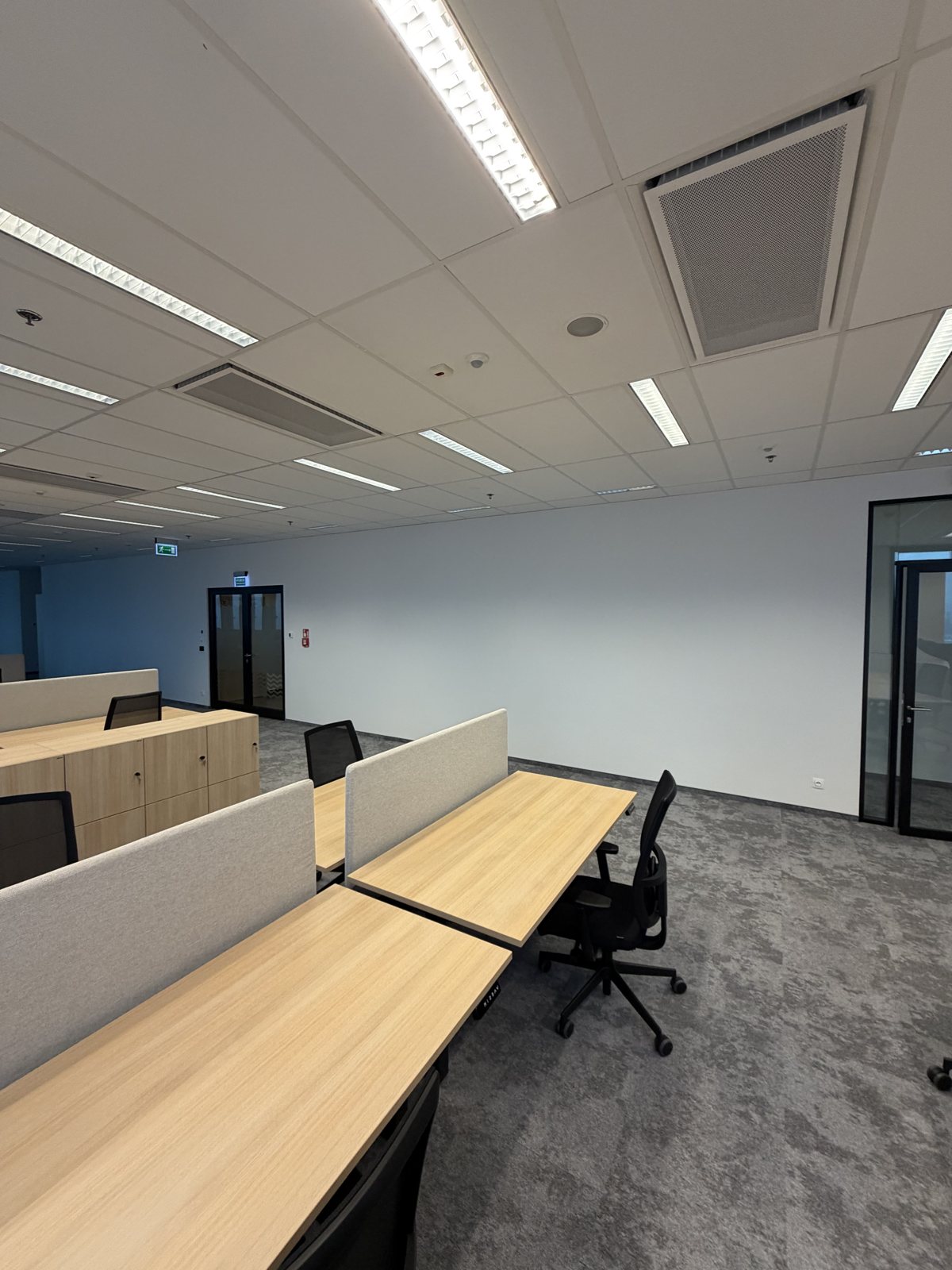 Open space biura DP World w Gdyni przed drukiem ściennym