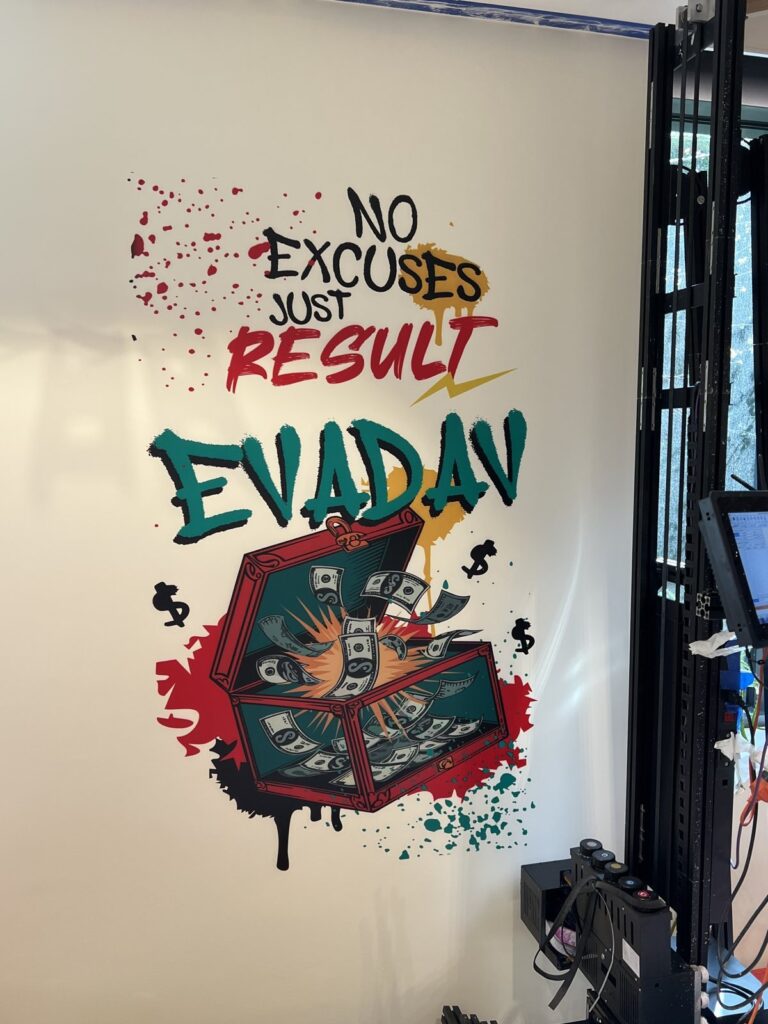 Druk ścienny – skrzynia z pieniędzmi i napis No excuses just result, biuro Eva Dav