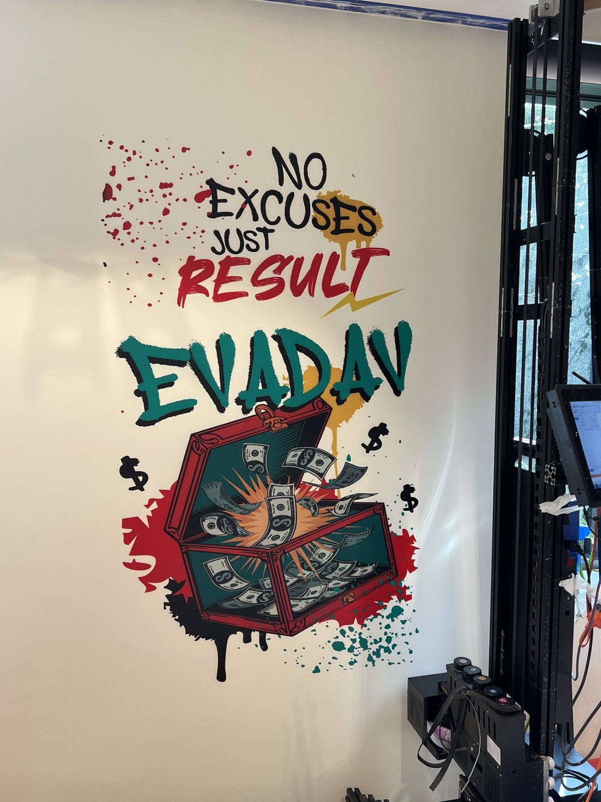 Druk ścienny – skrzynia z pieniędzmi i napis No excuses just result, biuro Eva Dav