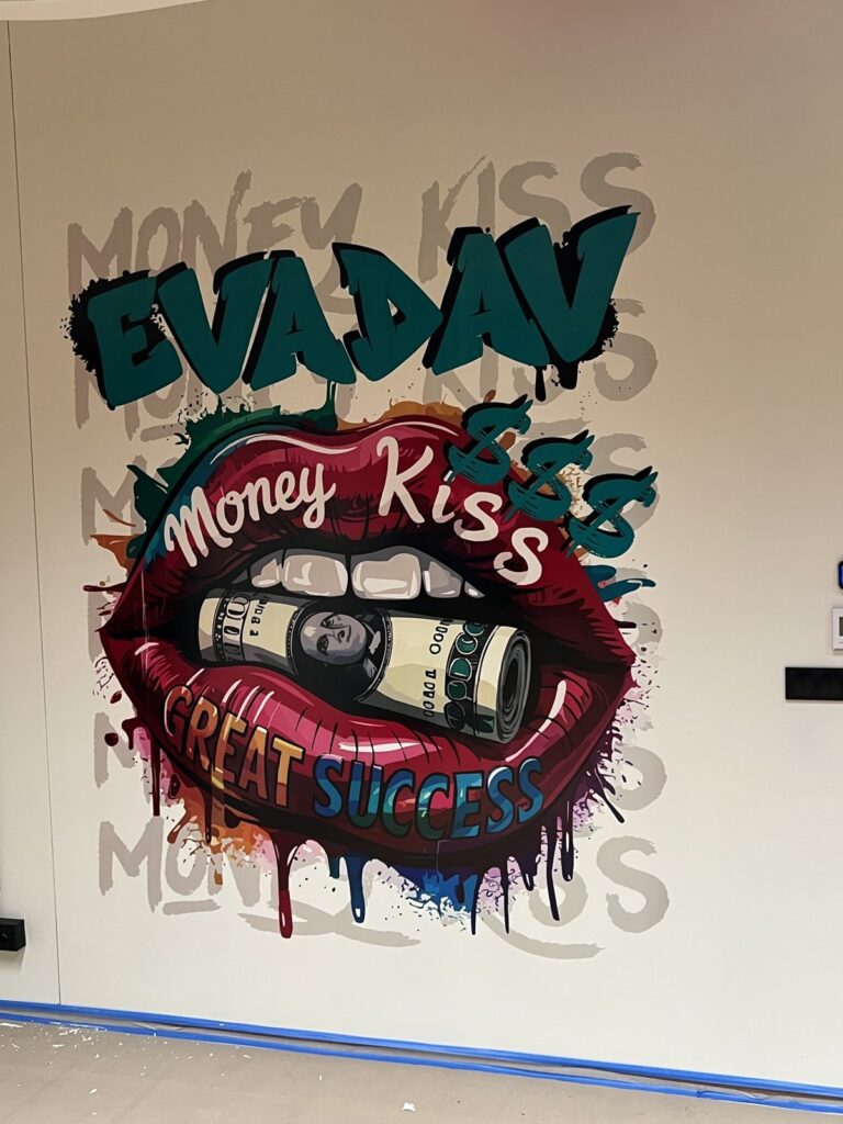 Druk ścienny UV w biurze Eva Dav w Warszawie – usta Money Kiss w żywych kolorach