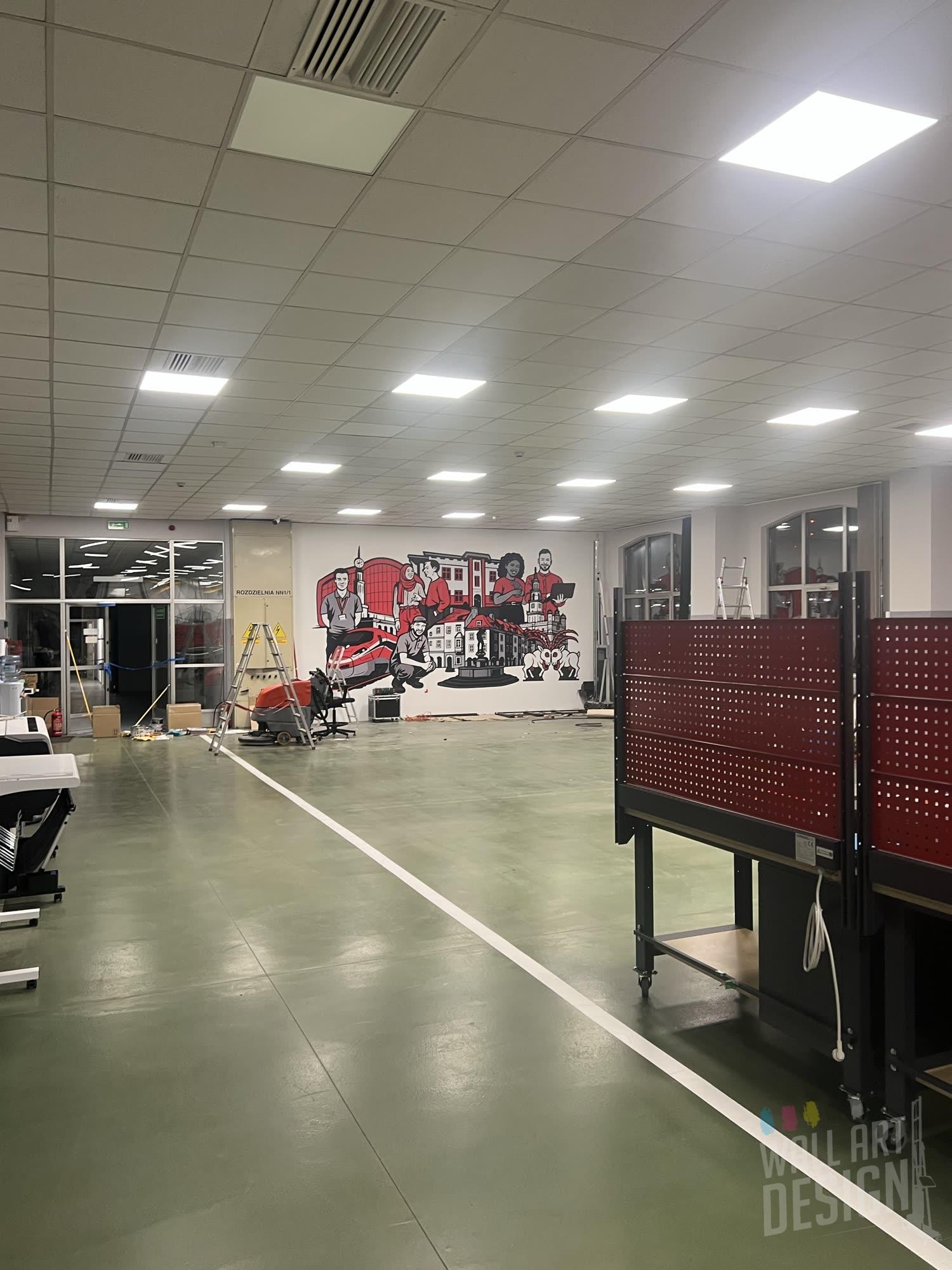 Mural Hitachi widoczny z drugiego końca hali w Poznaniu – druk ścienny UV na ścianie 3 m wysokości