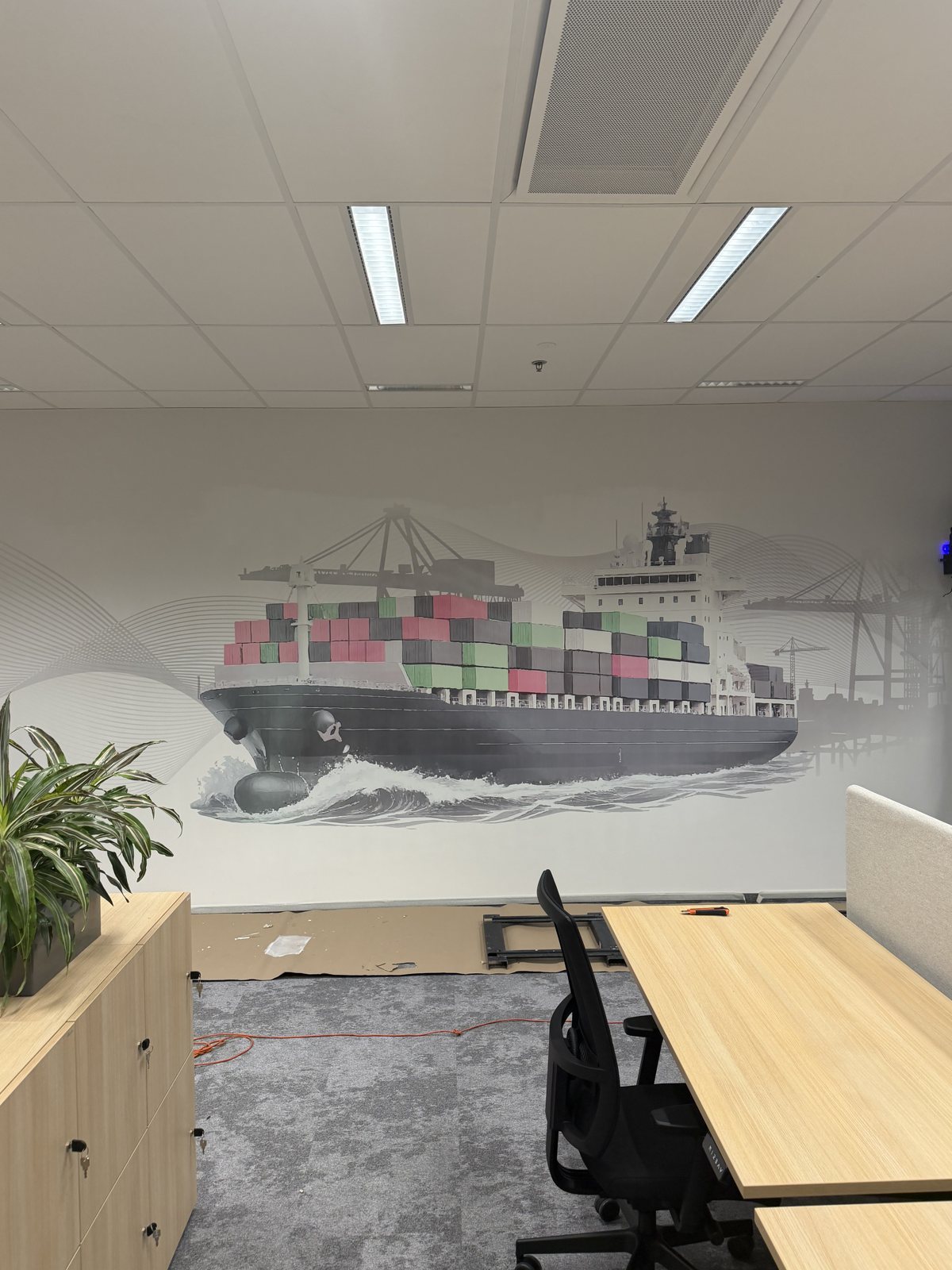 Druk ścienny UV w biurze DP World w Gdyni – kontenerowiec ok. 14 m² na ścianie open space