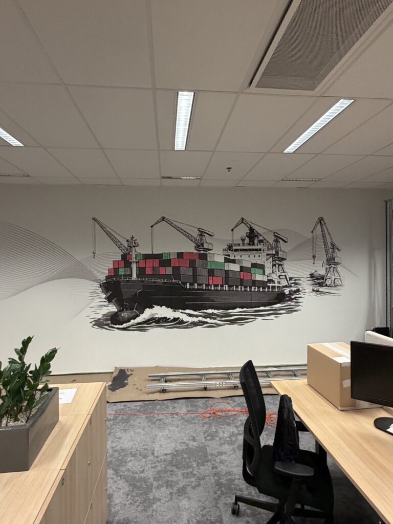 Druk ścienny UV w biurze DP World w Gdyni – kontenerowiec z dźwigami portowymi
