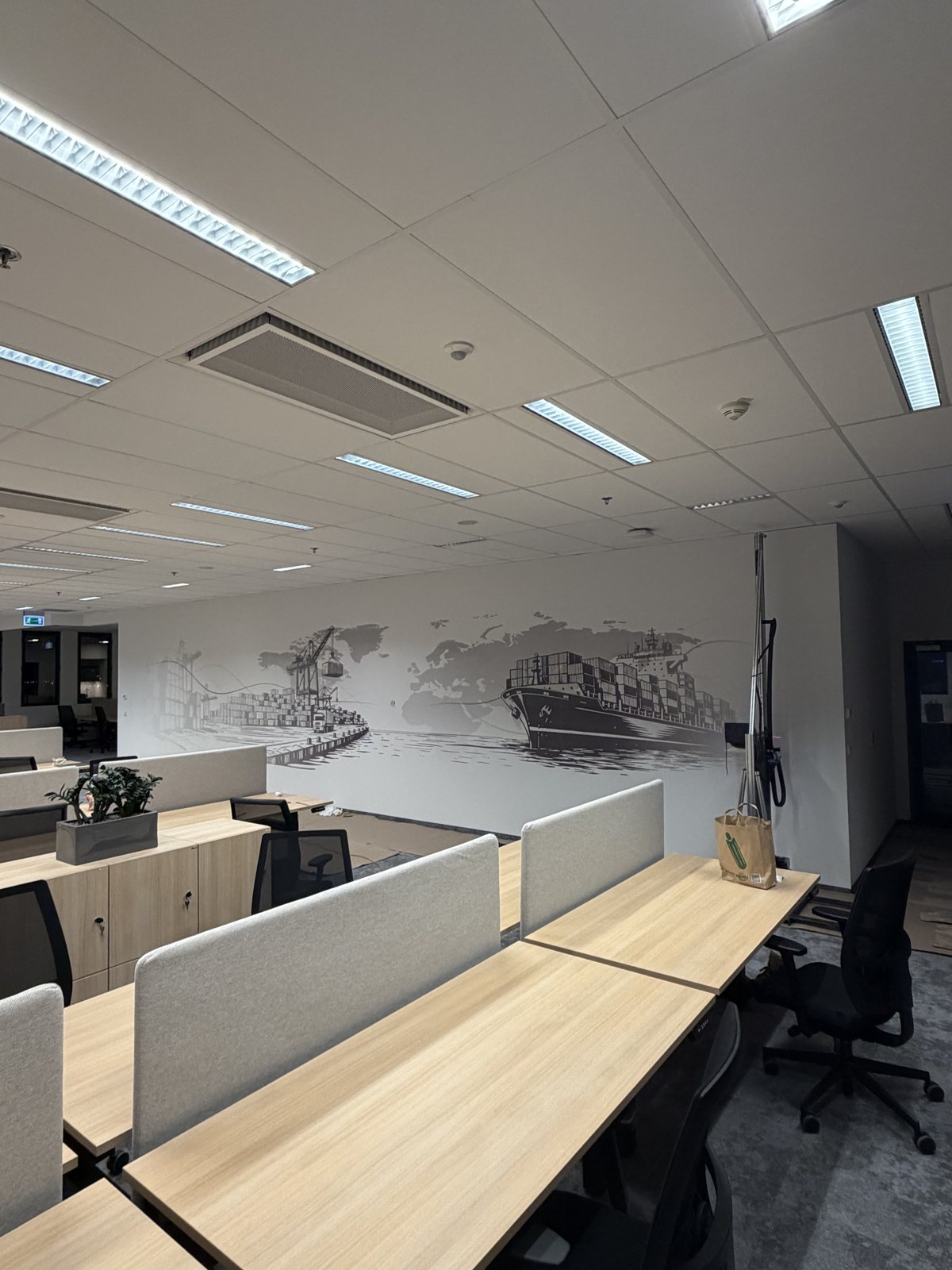 Druk ścienny – port kontenerowy i mapa świata na ścianie open space DP World