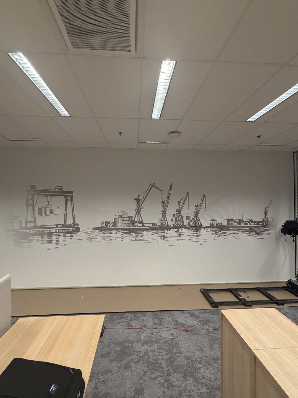 Druk ścienny UV – szkice stoczni z dźwigami, ok. 10,2 m², biuro DP World Gdynia