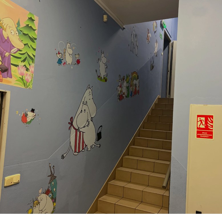 Druk ścienny na klatce schodowej szkoły – Muminki