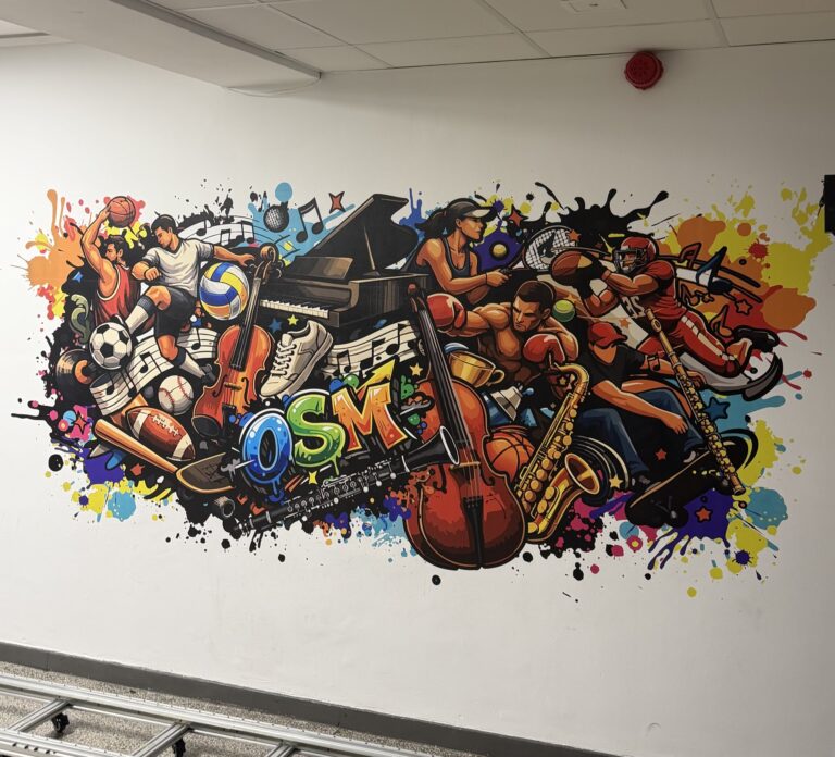 Kolorowy mural sport i muzyka z napisem OSM na ścianie korytarza szkoły muzycznej w Gdańsku – druk ścienny UV