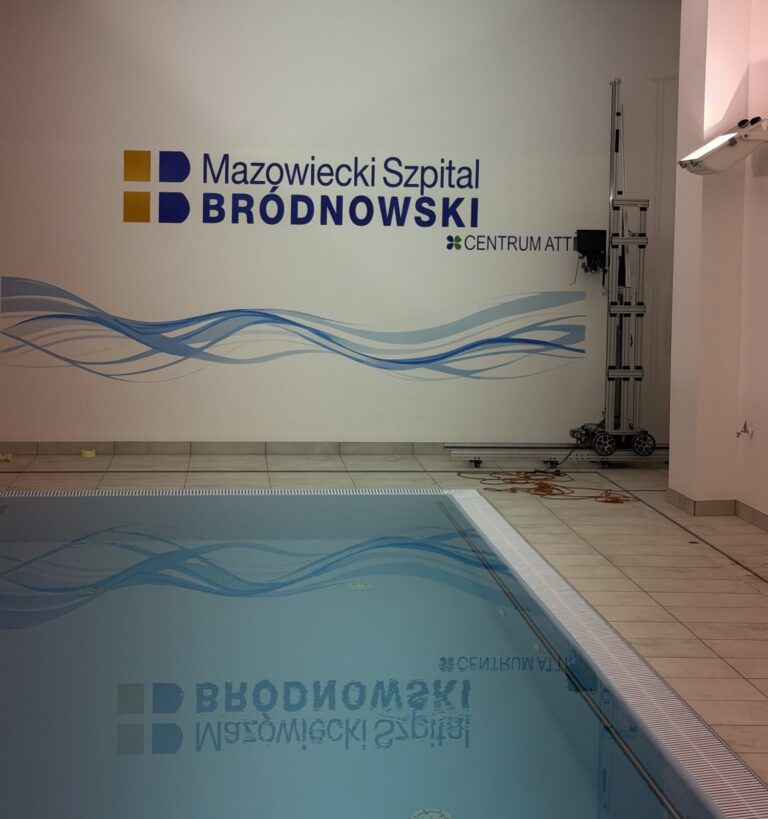 Szpital Bródnowski – druk ścienny na basenie rehabilitacyjnym, Warszawa