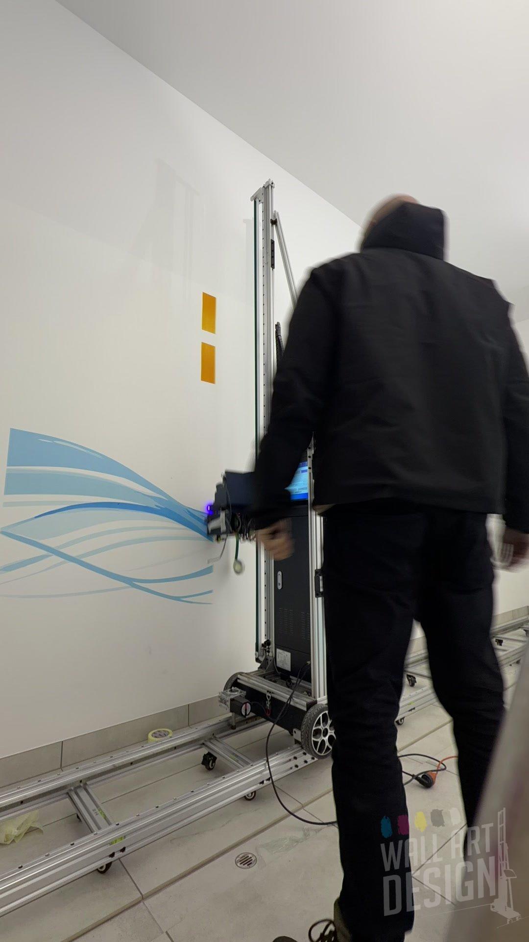 Drukarka ścienna UV drukująca fale i logo na ścianie basenu Szpitala Bródnowskiego