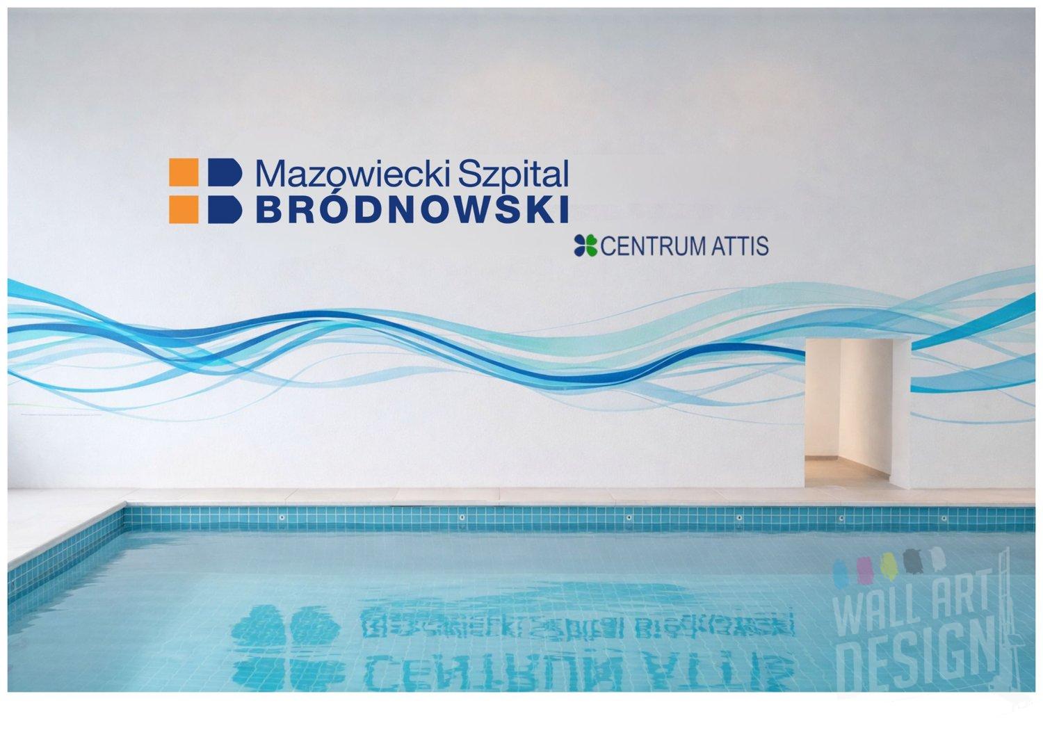 Wizualizacja grafiki na ścianie basenu rehabilitacyjnego Szpitala Bródnowskiego – logo, fale i odbicie w wodzie